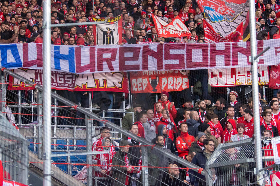 Fans des FC Bayern München halten ein Banner mit der Aufschrift "Du Hurensohn!" gegen D. Hopp, Mäzen des TSG 1899 Hoffenheim.
