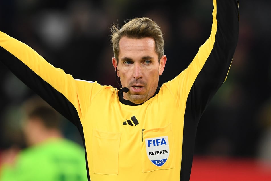 Referee Tobias Stieler (43) pfeift das Zweitliga-Spitzenspiel zwischen dem HSV und Magdeburg. (Symbolfoto)