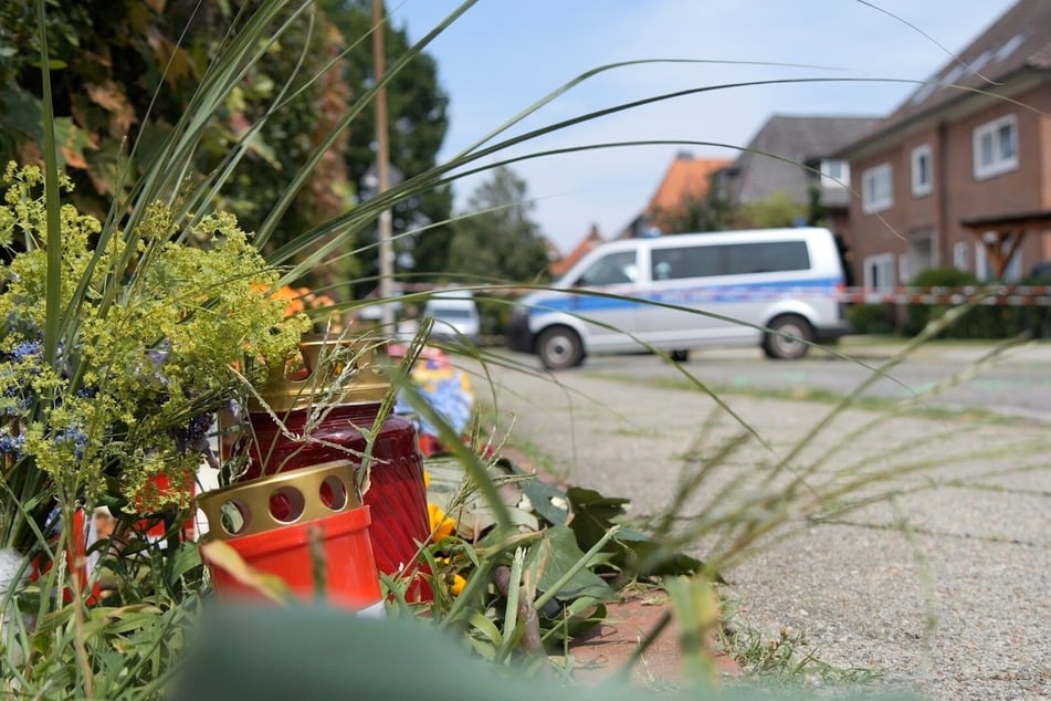 Viele Blumen und Kerzen wurden vor die Jugendeinrichtung in Stade gelegt.