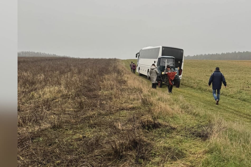 Anwohner halfen den Reisenden, von dem Feldweg bis zum Weihnachtsmarkt zu gelangen.