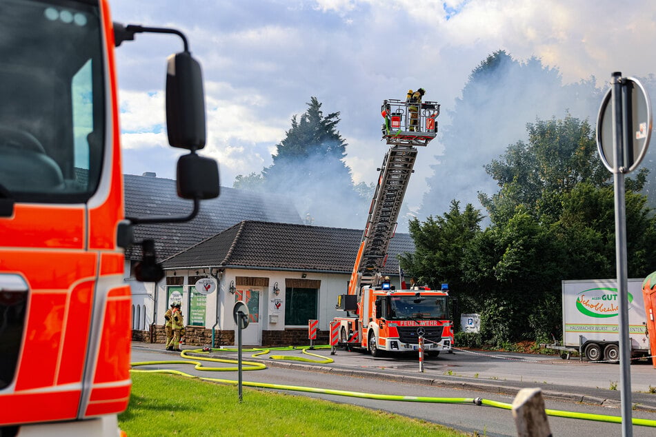 Der betroffene Anbau steht bereits in Vollbrand. Die Löscharbeiten laufen.