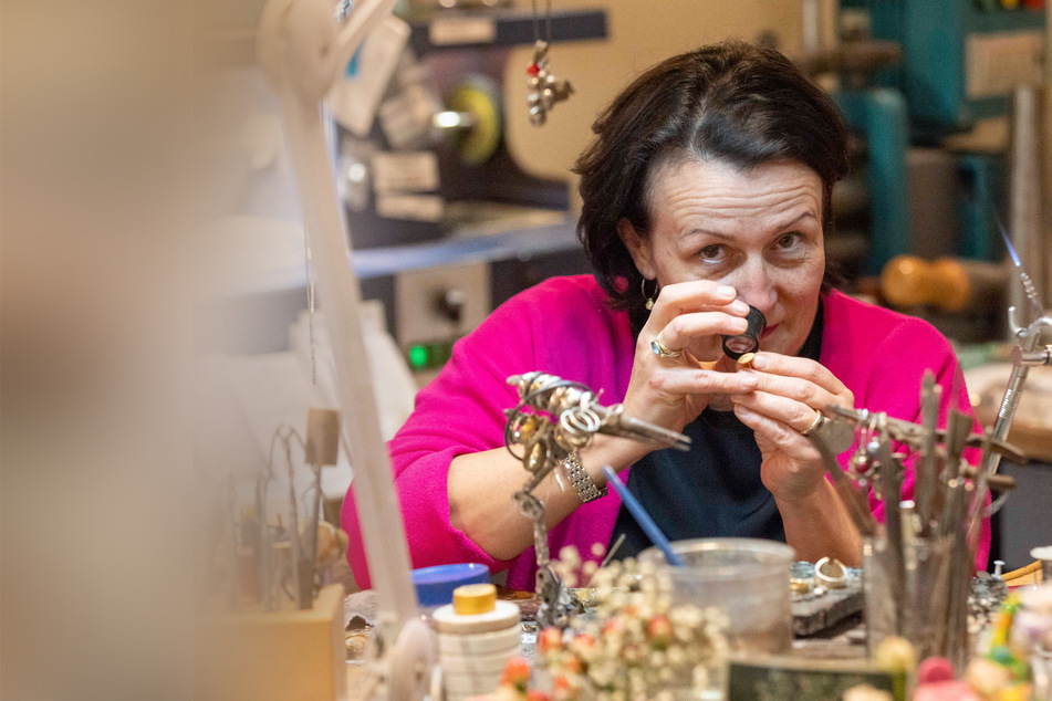Dresden: Sie kreiert den Schmuck für den SemperOpernball: Goldschmiedin feiert Jubiläum
