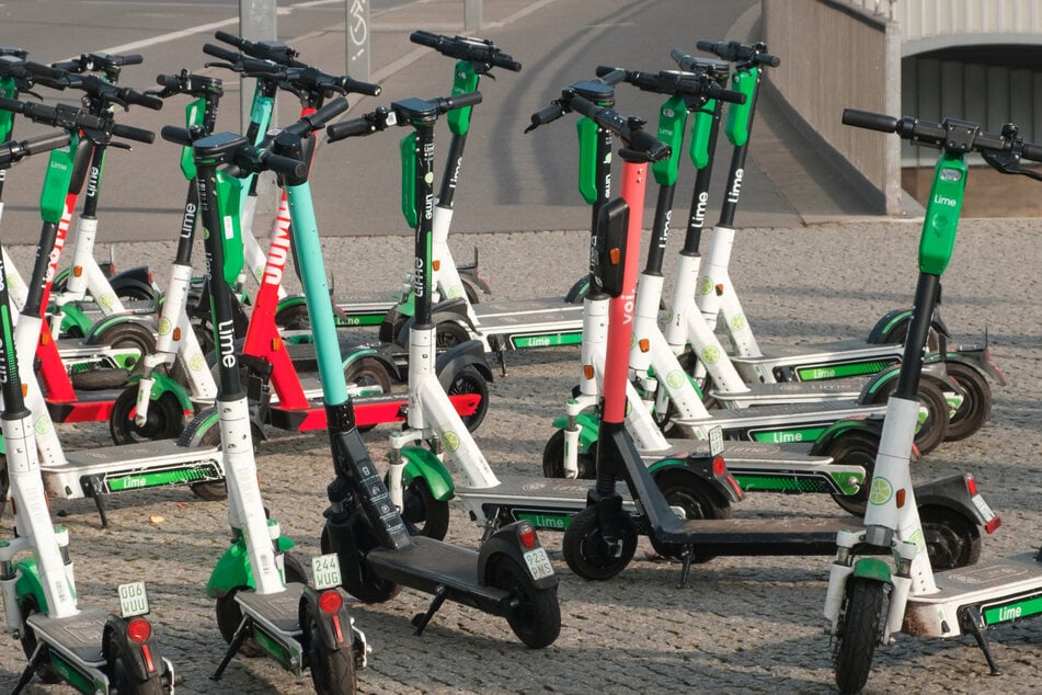 Ein 33-jähriger E-Scooter-Fahrer musste nach einem Sturz mit schweren Verletzungen ins Krankenhaus gebracht werden.