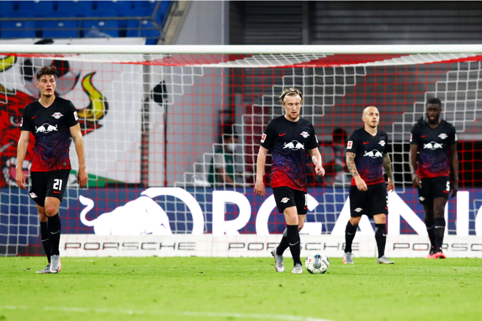 Weil RB Leipzig gegen Fortuna Düsseldorf ebenfalls überraschend Federn ließ, geht Dortmund mit drei Punkten Vorsprung in das direkte Duell.
