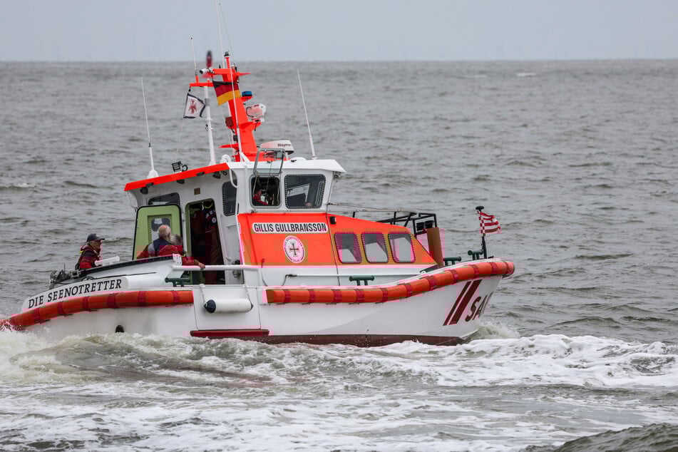 Per Schiff haben Seenotretter einen Patienten von der ostfriesischen Insel Spiekeroog zum Festland transportiert. (Symbolfoto)