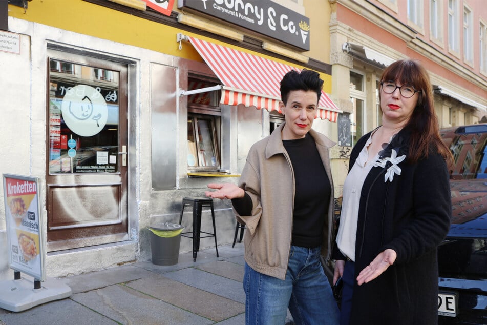 Als Reaktion auf die Graffiti-Attacke haben die "Curry-Schwestern" Simone (45, l.) und Susanne Meyer-Götz (49) ihren ganzen Laden verchromt.