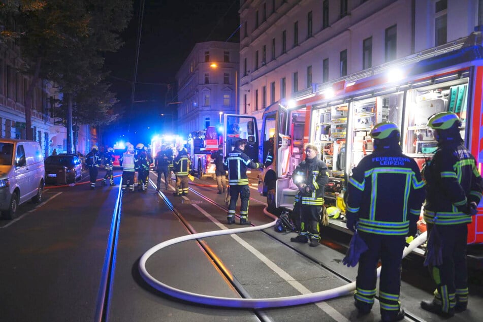 Zahlreiche Kameraden der Feuerwehr waren am Sonntagabend im Leipziger Osten im Einsatz.