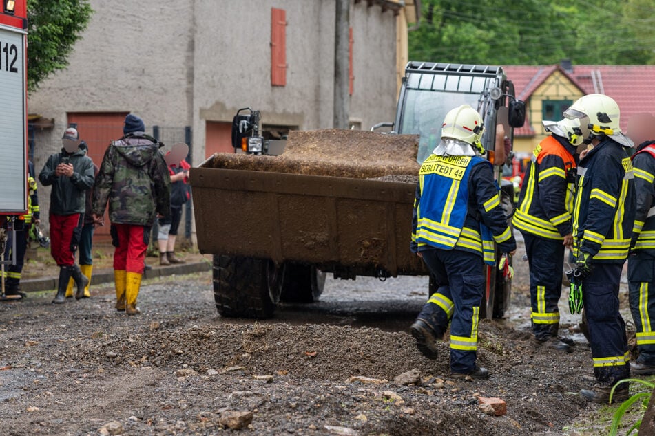 Schweres Gerät kommt bei den Aufräumarbeiten in Weiden zum Einsatz.