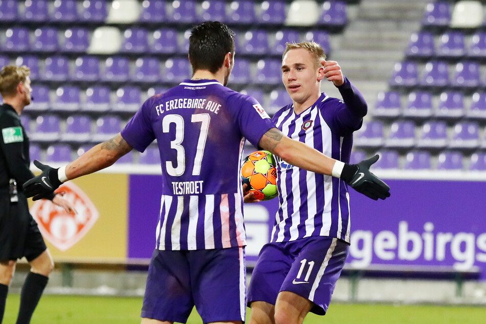 Pascal Testroet (l.) gratuliert Matchwinner Florian Krüger zu dessen Tor.