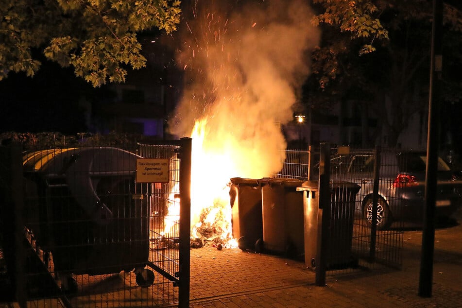 Gleich drei Mal mussten die Kameraden zu brennenden Müllcontainern ausrücken.