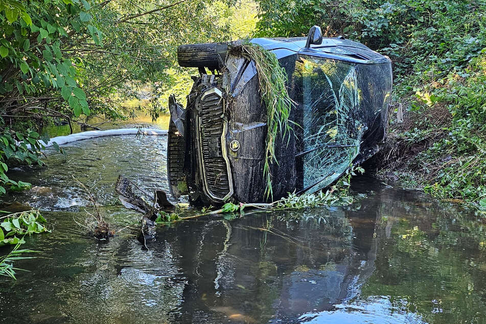 Auto landet im Bach: Fahrer schwer verletzt