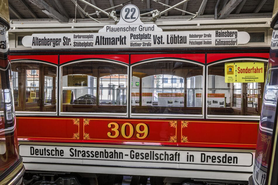 Dresdens älteste Straba "Berolina" (1901) darf, wie auch die anderen Triebwagen, in "Halle A" bestaunt werden.