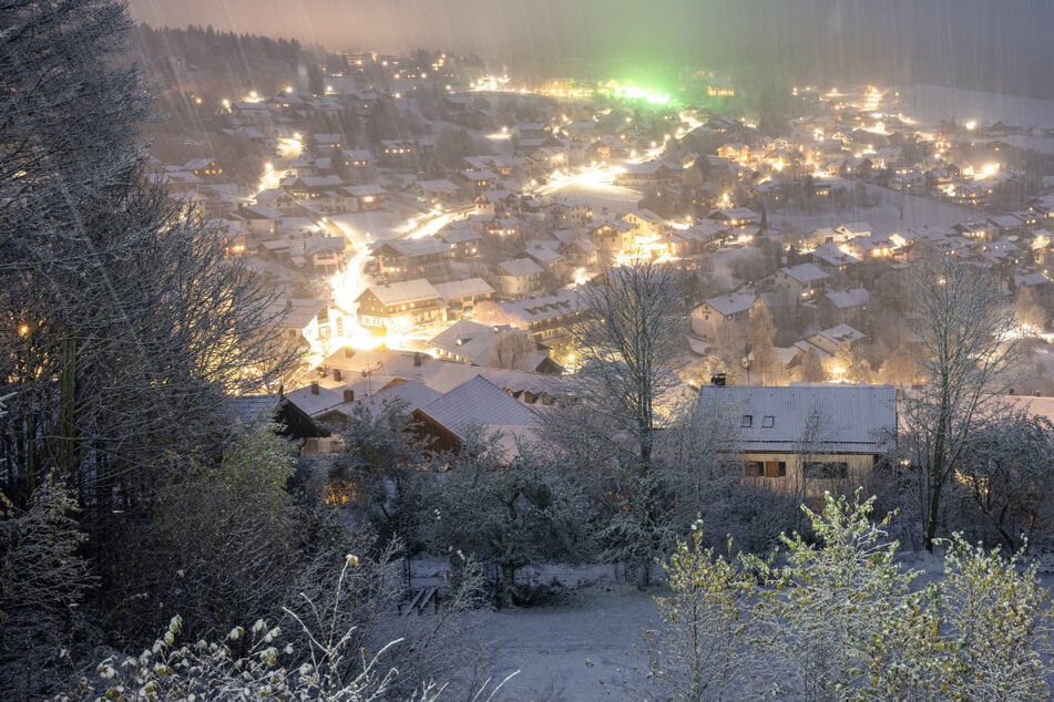 Der Blick vom Kapellenberg aus auf das verschneite St. Englmar im niederbayerischen Landkreis Straubing-Bogen.