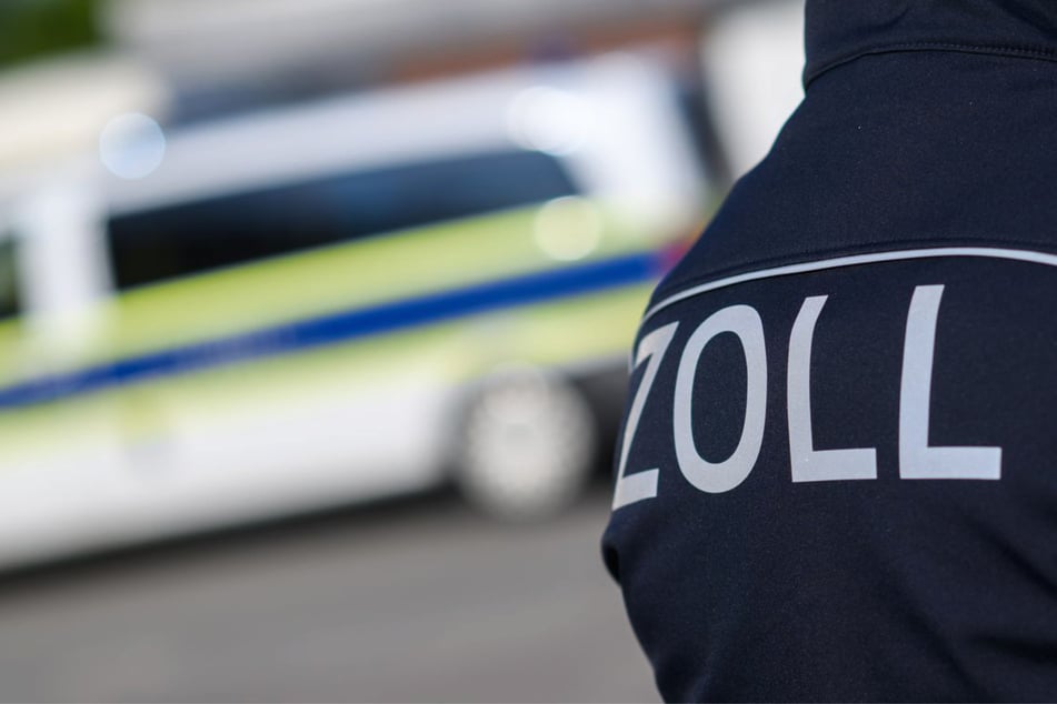 Die Beamten durchsuchten mehrere Räumlichkeiten und wurden fündig. (Symbolfoto)