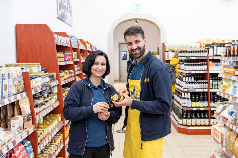 Beispielhafte Integration in den Arbeitsmarkt dank Mentoren: Shirzada Salarzai (27) mit Podemus-Ausbildungsleiterin Kerstin Liebstein (48).