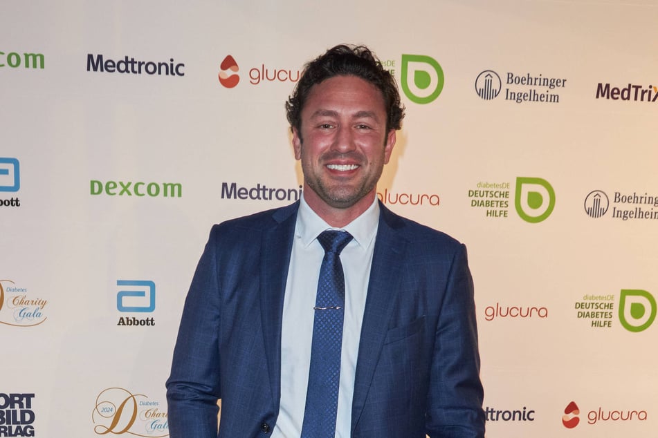 Sichtlich glücklich präsentierte sich Daniel Völz (39) diese Woche auf einer Charity-Gala in Berlin. Der Ex-Bachelor ist wieder glücklich vergeben.