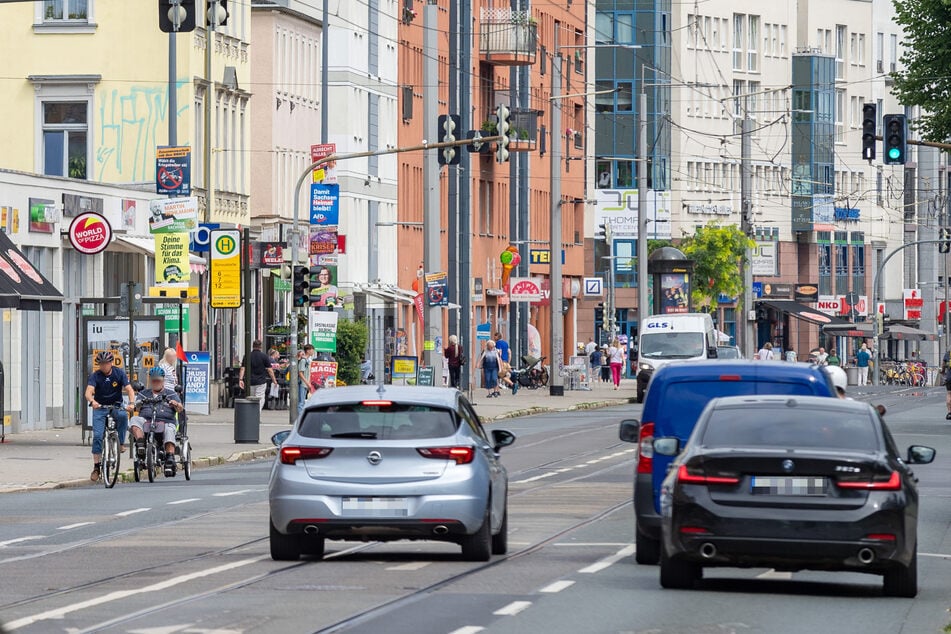 Dresden: Befremdliche Szenen in Löbtau: Polizei muss Mann unter Kontrolle bringen