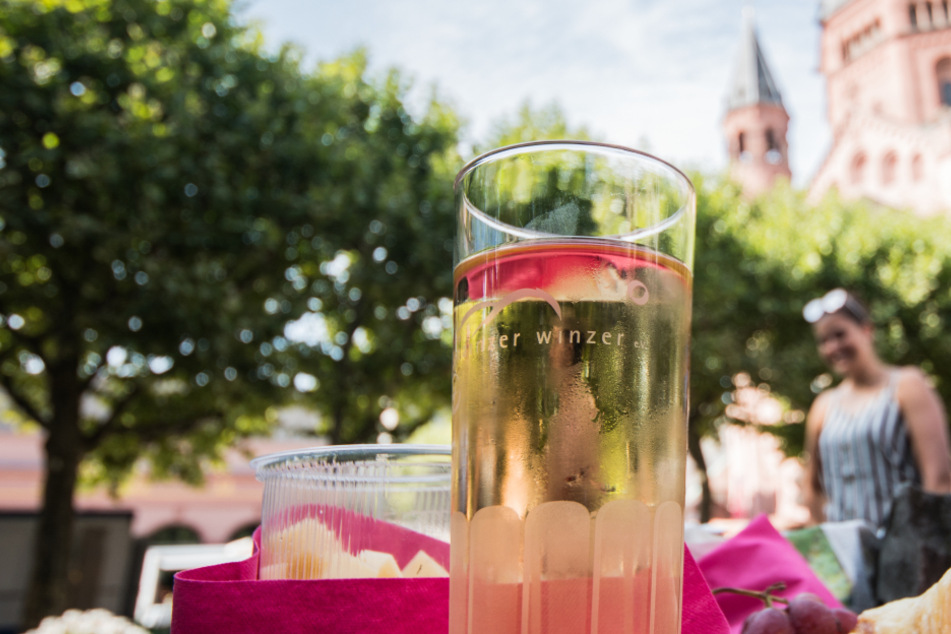 Besonders bei jungen Menschen ist die Weinschorle beliebt (Symbolfoto).
