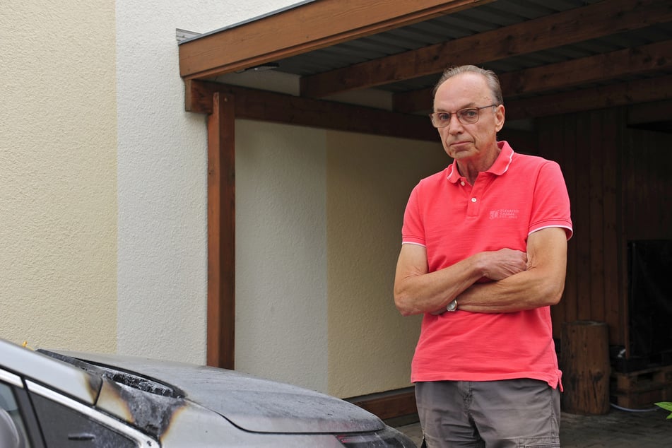 Hans-Georg Schollbach (69) und seine Familie sind nach einem Feuer in ihrem Carport tief erschüttert.