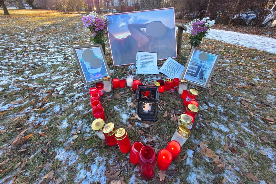 Vor dem Gericht wurden Bilder und Kerzen für die verstorbene Emma aufgestellt.