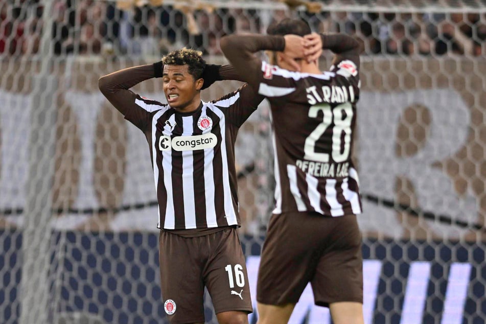 Ungläubig schauten Joel Chima Fujita (l) und Mathias Pereira Lage auf die Anzeigetafel.