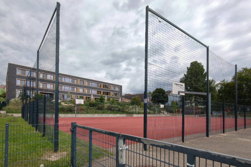 Der Schulsportplatz an der Martinstraße und zwei weitere Anlagen bleiben in den Ferien und auch nach Schulschluss für alle nutzbar.