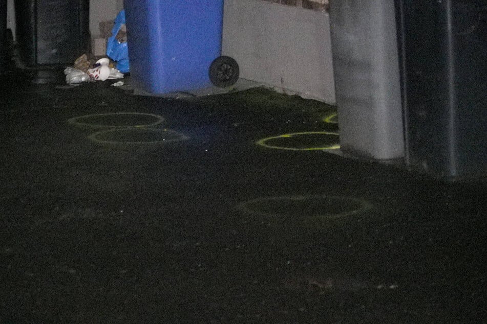 Kriminalbeamte stellten bei der Spurensuche in Kerpen ein Projektil und mehrere Hülsen sicher.