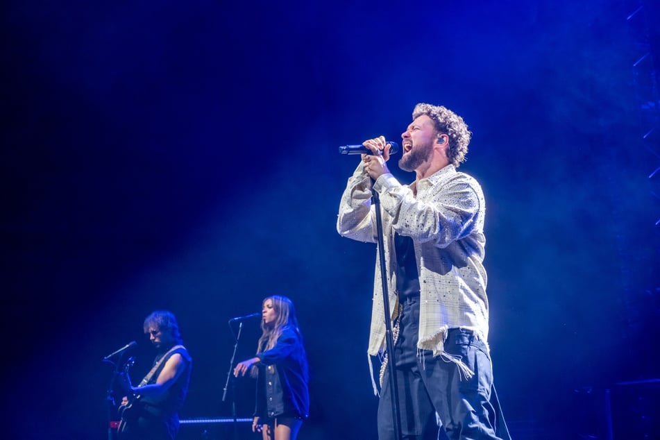 Scott lieferte dabei einen Mix seiner Klassiker wie "You Are The Reason" und neuer Hits wie "Die For You".