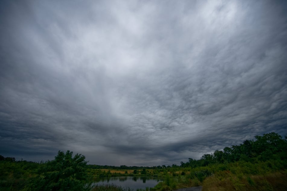Die Wetteraussichten für NRW klingen nicht gerade rosig: Es drohen Schauer und teils kräftige Gewitter.