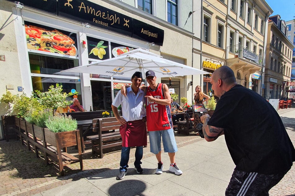 "Amazigh"-Wirt Djamel (l.) und Rapper NJUZ beim Videodreh vor laufender Kamera.