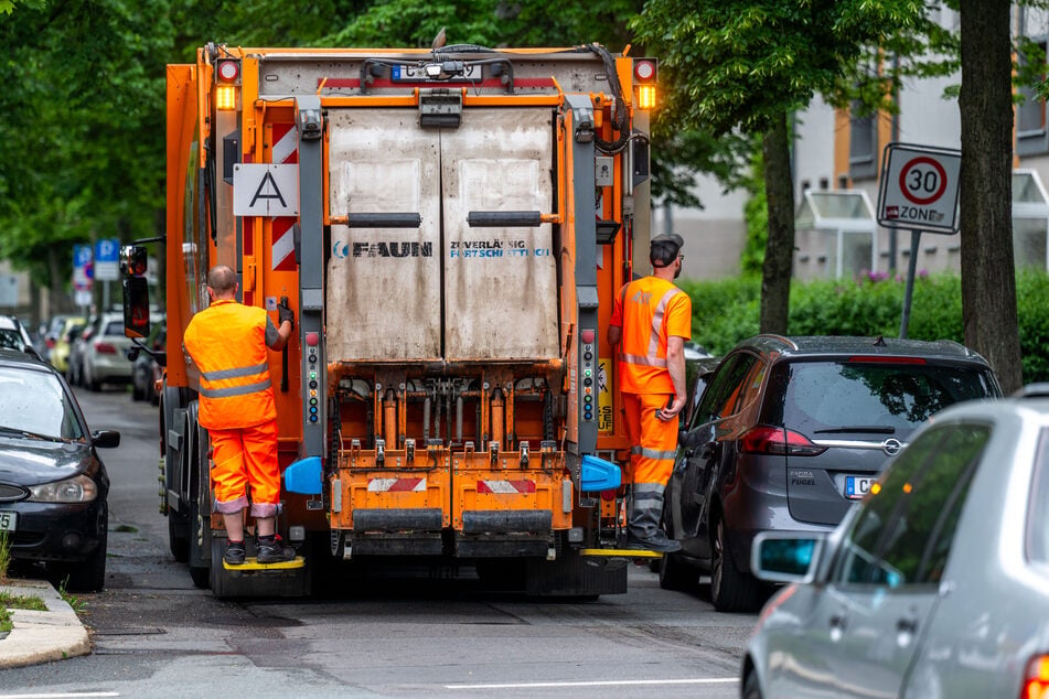 Ein ASR-Müllfahrzeug quält sich durch eine zugeparkte Straße auf dem Kaßberg – parkende Autos behindern oft nicht nur die Müllabfuhr, sondern auch die Straßenreinigung.
