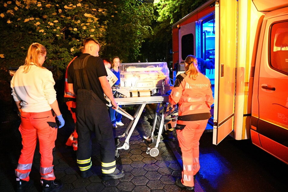 Hamburg: Plötzlich einsetzende Wehen: Spontane Hausgeburt löst Großeinsatz aus