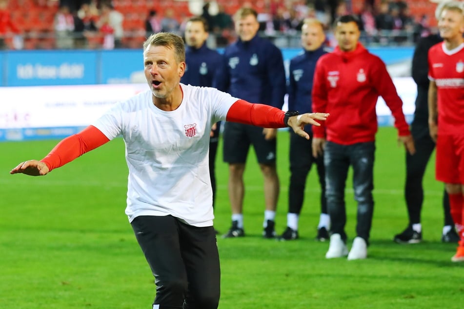 Bereit zum Abheben: So feierte FSV-Coach Rico Schmitt nach dem 1:0 gegen Halle Ende September - es war gleichzeitig sein 56. Geburtstag.