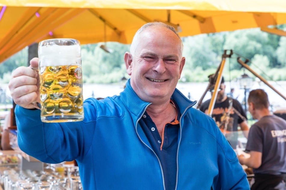 Wirt Jens Bauermeister (59) will seine Gäste nicht nur mit PiIs und Speisen, sondern auch mit Spaß versorgen.