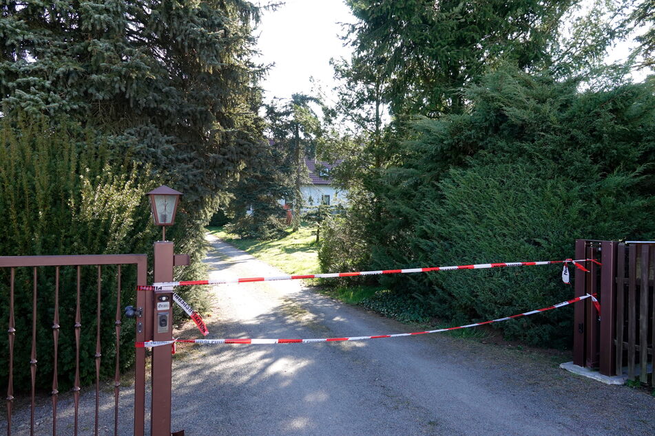 Vier Hausbewohner sind im Chemnitzer Ortsteil Mittelbach am Ostermontag gewaltsam zu Tode gekommen.