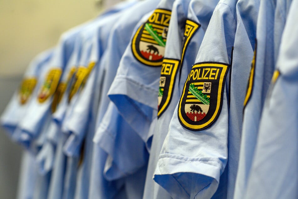 Mit falscher Polizeikleidung versuchten die beiden Diebe ihr Opfer zu täuschen. (Archivfoto)