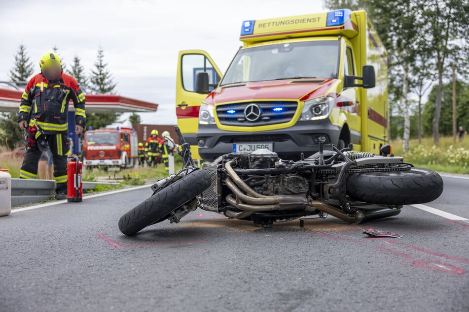 Ein Biker krachte am Sonntagnachmittag auf der B101 in Schlettau gegen ein Auto. Der Mann kam verletzt in ein Krankenhaus.