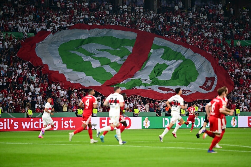 Ein durchgestrichenes DFB-Logo machte im Stadion die Runde.