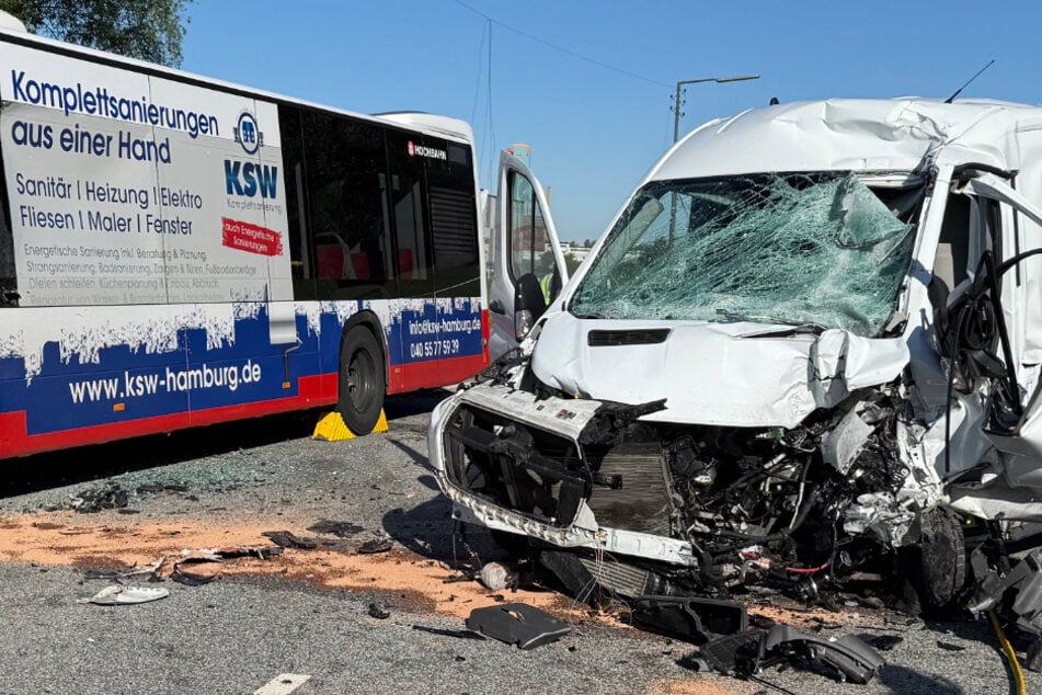Transporter kracht in Linienbus: Ein Toter und mehrere Verletzte