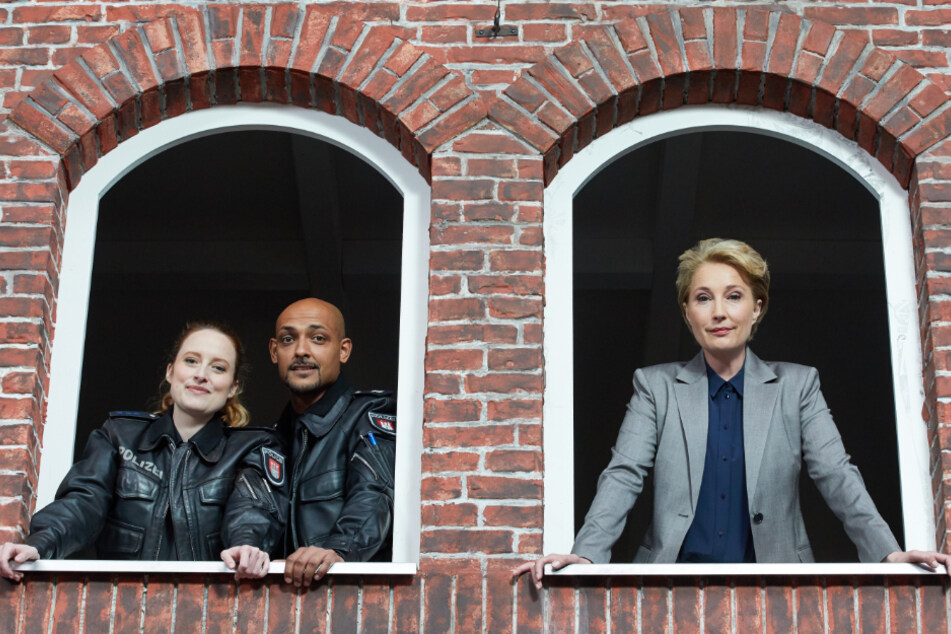 Wanda Perdelwitz (l-r), Patrick Abozen und Saskia Fischer spielen beim "Großstadtrevier" mit. Sie drehen nun derzeit die 34. Staffel unter Corona-Bedingungen.