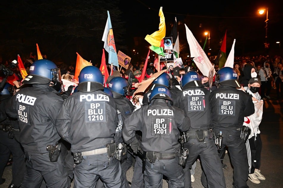 Polizeibeamte geraten kurz vor Ende der Demonstration "Revolutionärer 1. Mai - Freiheit. Frieden. Solidarität." mit Teilnehmern aneinander.