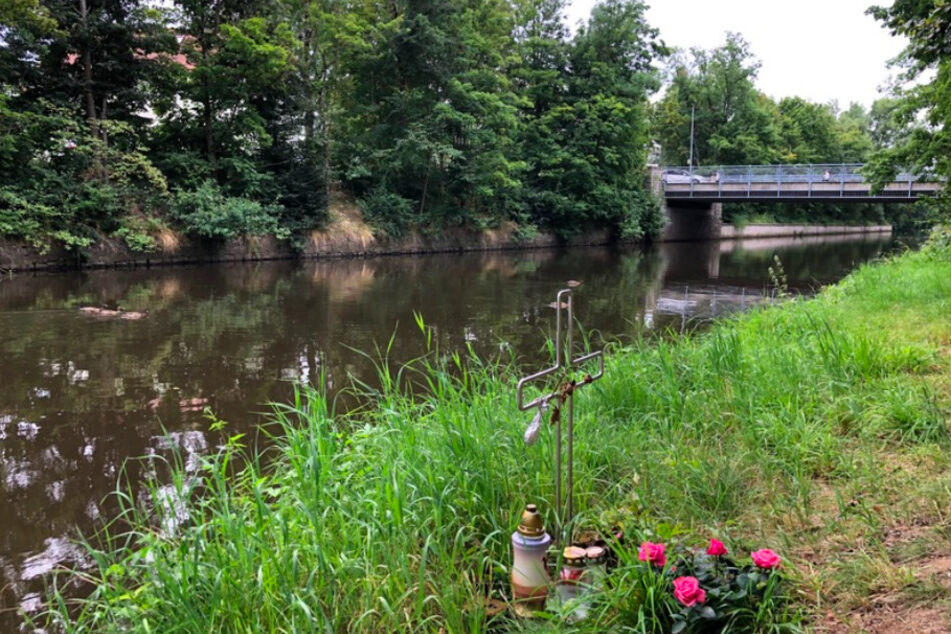 Ein Kreuz am Ufer des Flutkanales in Weiden in der Oberpfalz erinnert an den Tod eines Mannes im September 2020.