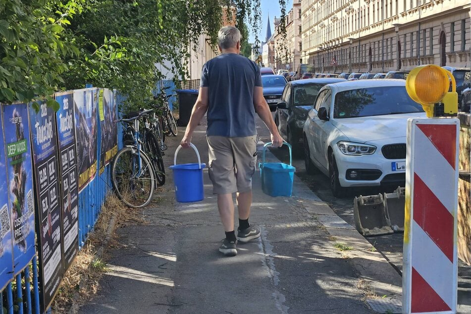 Betroffene können sich zur Überbrückung Wasser über einen Wasserwagen holen.