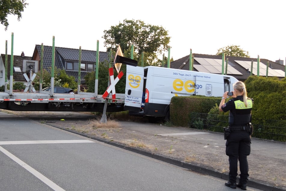 Der Transporter erlitt einen wirtschaftlichen Totalschaden und musste abgeschleppt werden.
