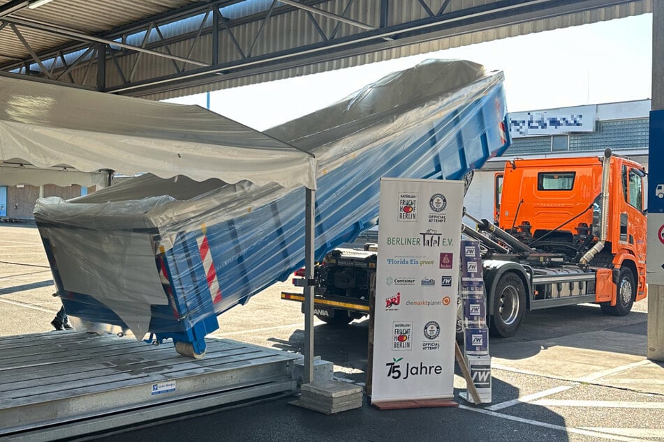 Eine Schüssel reicht nicht für den gewaltigen Fruchtsalat. Ein nagelneuer Entsorgungscontainer, mit lebensmittelechter Folie ausgekleidet, rückte an.