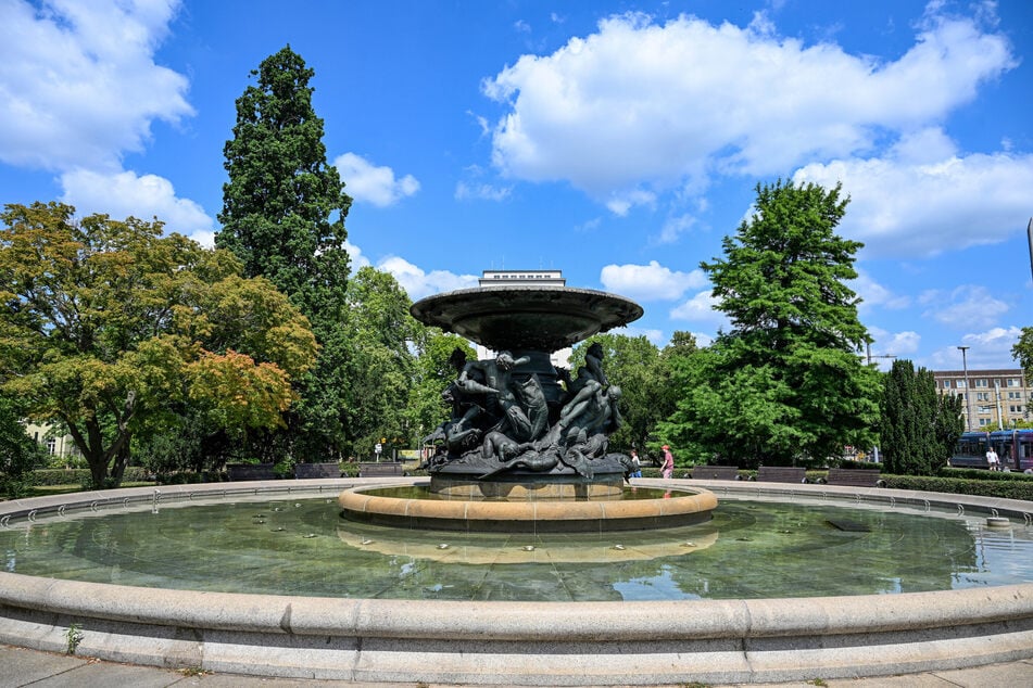 Im Brunnen "Stürmische Wogen" am Albertplatz stand das Wasser in der gestrigen Mittagshitze still.