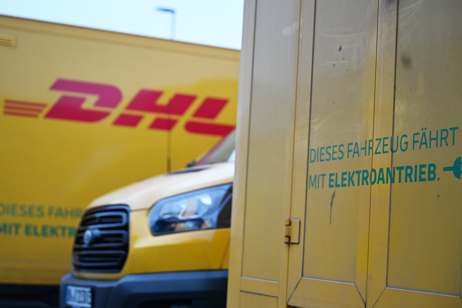 Der DHL-Bote wurde nach dem Vorfall entlassen. Der 21-Jährige soll bereits wegen Körperverletzung, Diebstahls und Sachbeschädigung polizeibekannt sein. (Archivbild)