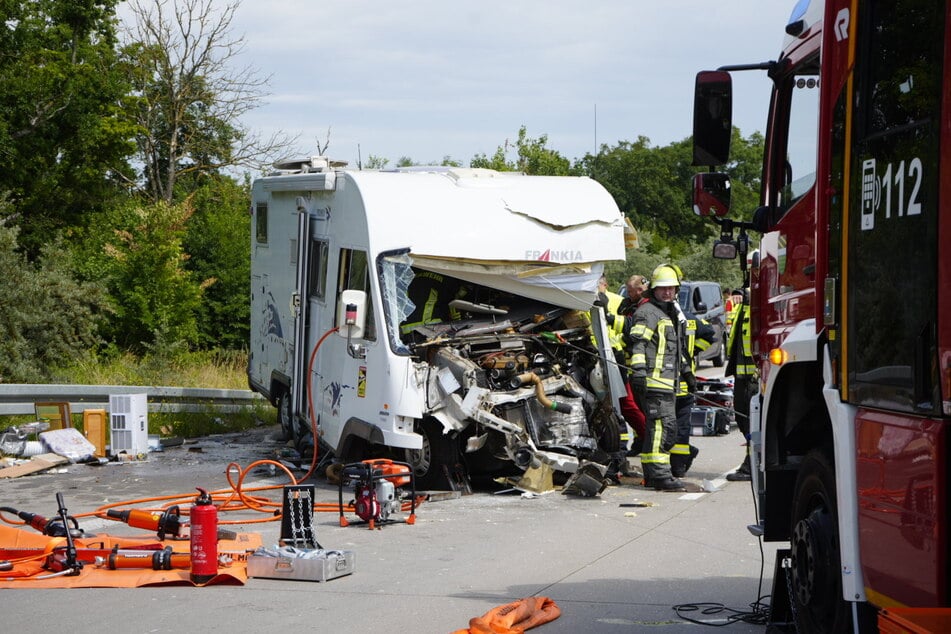 Das Wohnmobil wurde bei dem Unfall erheblich beschädigt.