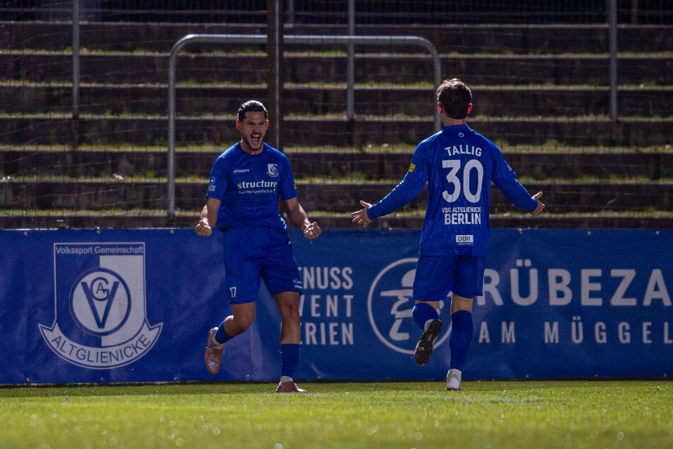 Ogulcan Tezel (l.) verwertete einen Abpraller zum 1:0 für Altglienicke.