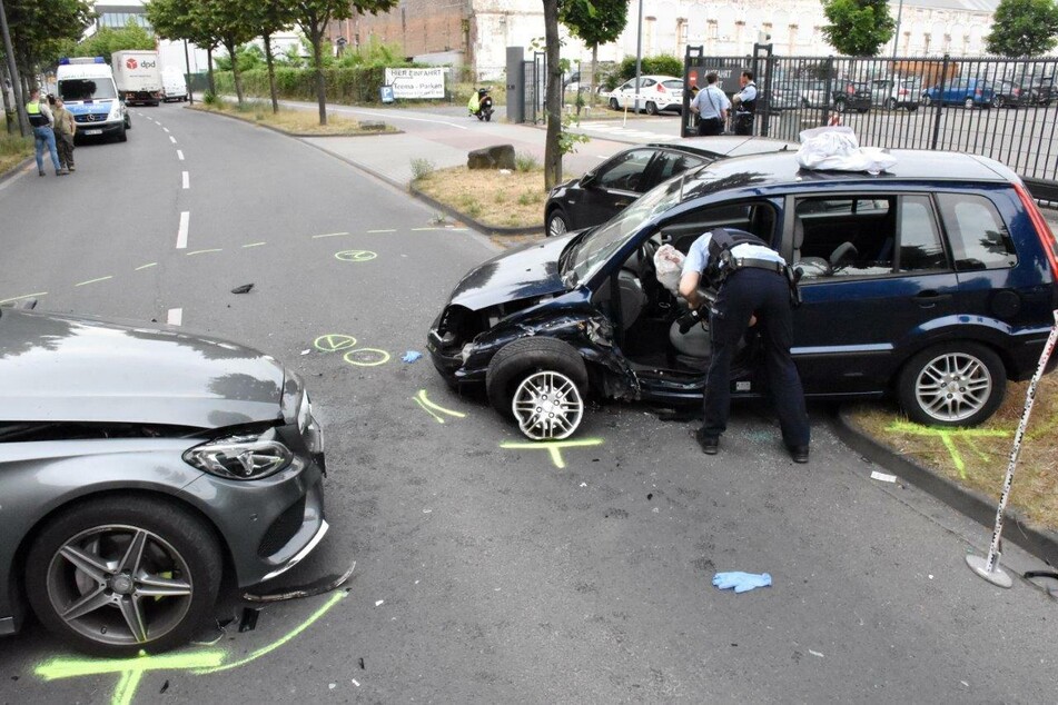 Ein Ford Fiesta und ein Mercedes krachten bei dem Unfall in Köln-Kalk zusammen.